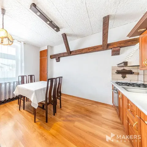 Mutfak; ahşap zemin, doğal ışık