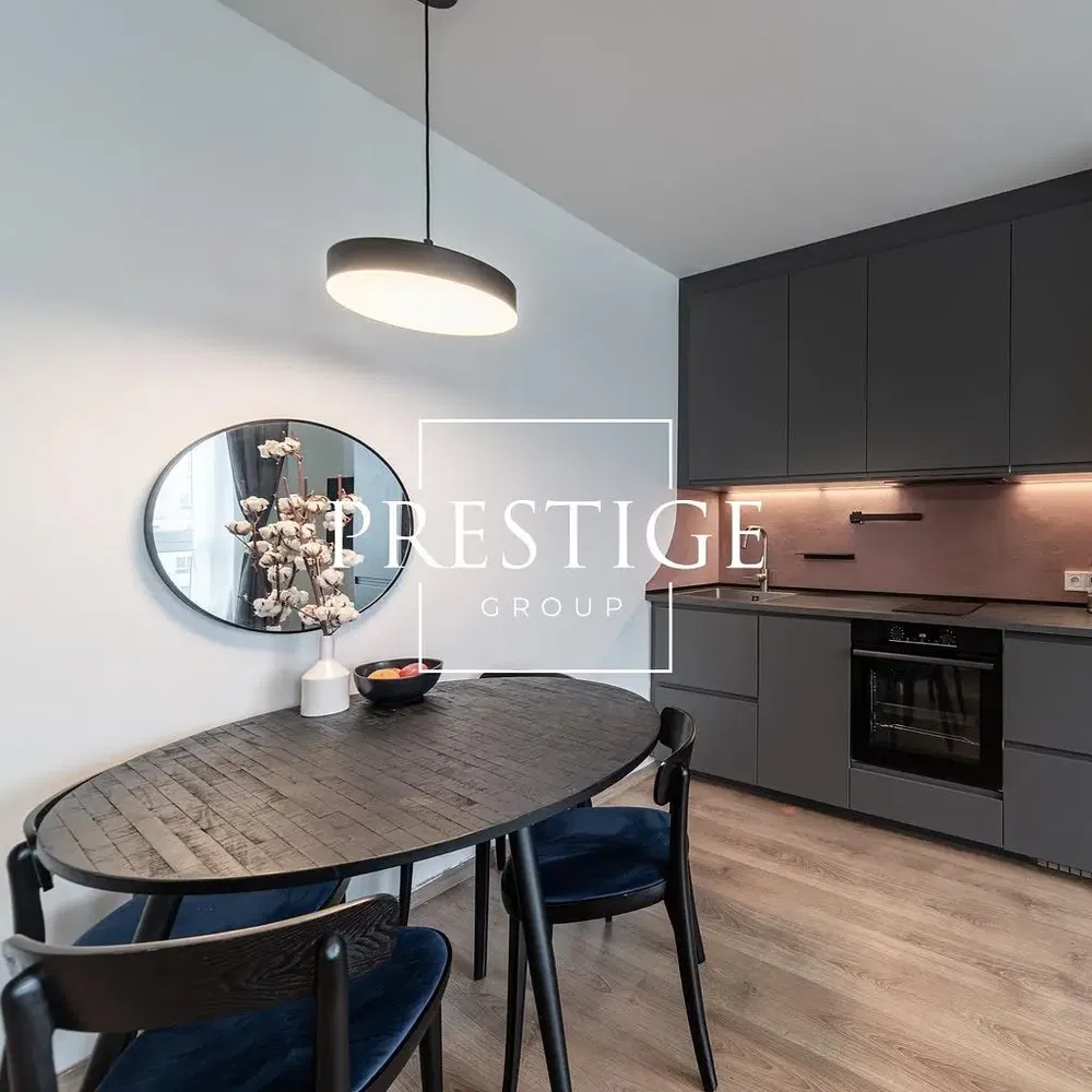 Кухня; кухненски уреди, модерен стил, дървен под, естествена светлина