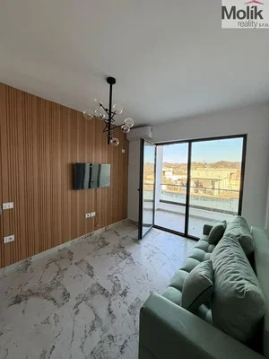 Oturma odası; manzara, fayans zemin, doğal ışık