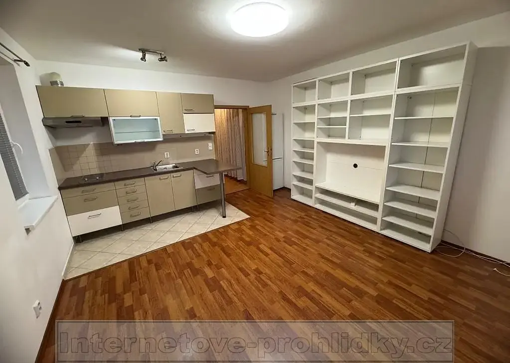 Kuchnia; podłoga drewniana, podłoga z płytek, wyremontowany