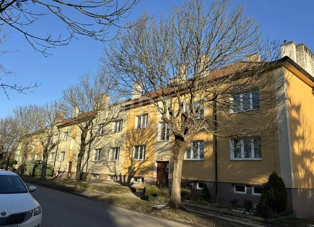 Къща и околности