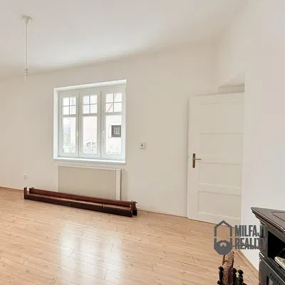 Yatak odası; ahşap zemin, doğal ışık