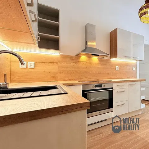 Cozinha; eletrodomésticos, renovado, luz natural