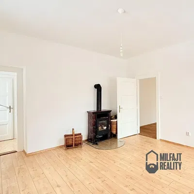 Oturma odası; şömine, ahşap zemin, doğal ışık