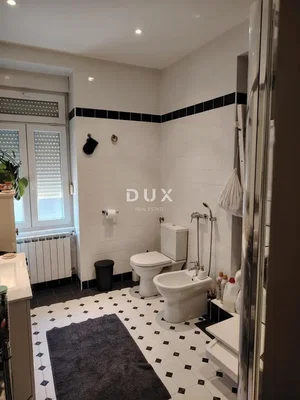 Badezimmer; fliesenboden, tageslicht