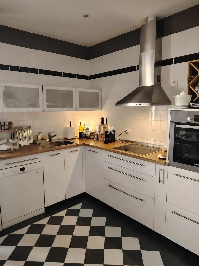 Küche; küchengeräte, fliesenboden, renoviert, tageslicht, moderner stil