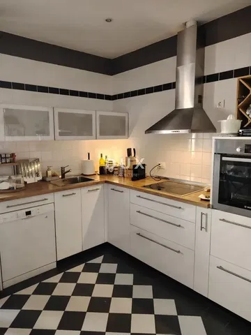 Küche; küchengeräte, fliesenboden, renoviert, tageslicht, moderner stil