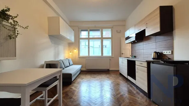 مطبخ; أجهزة المطبخ, أرضية خشبية, ضوء طبيعي, أسلوب عصري