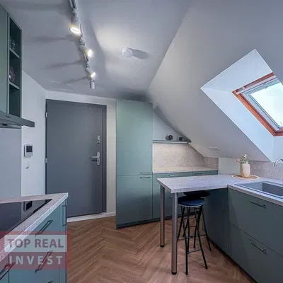 Kuchnia; sprzęt kuchenny, styl nowoczesny, podłoga drewniana, światło dzienne