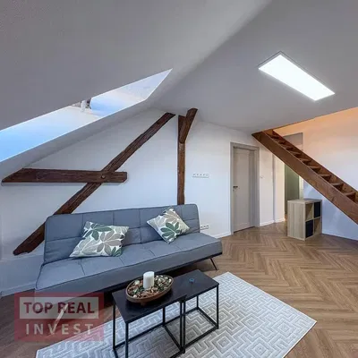 Salon; belki drewniane, podłoga drewniana, światło dzienne, styl nowoczesny