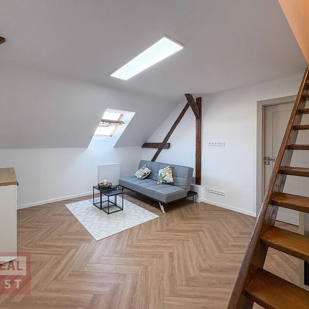 Salon; podłoga drewniana, światło dzienne