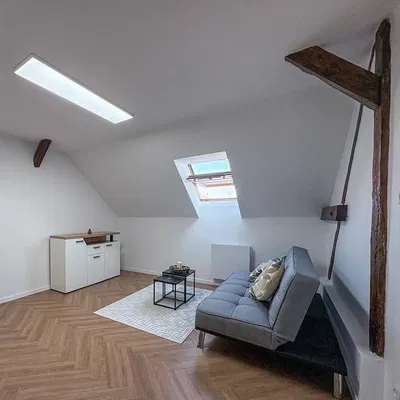 Salon; światło dzienne, podłoga drewniana, styl nowoczesny