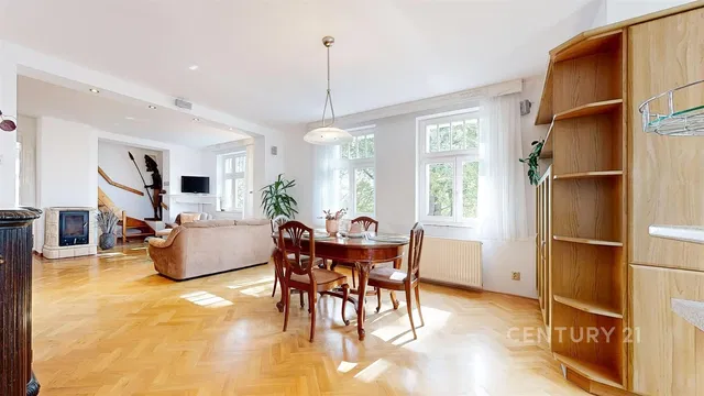 Salon; podłoga drewniana, kominek, światło dzienne, styl nowoczesny