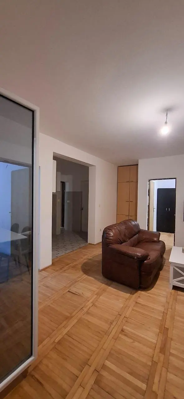 Хол; дървен под, естествена светлина