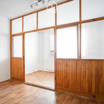 Schlafzimmer; holzboden, tageslicht