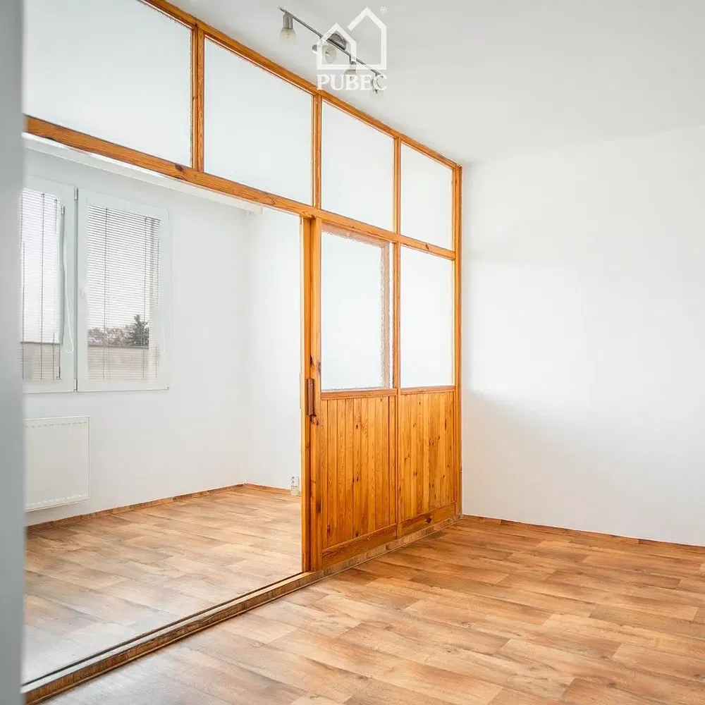 Schlafzimmer; holzboden, tageslicht, blick