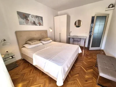 Spavaća soba; drveni pod, prirodno svjetlo, moderni stil