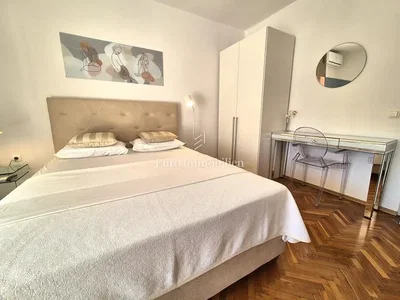 Spavaća soba; drveni pod, prirodno svjetlo, moderni stil