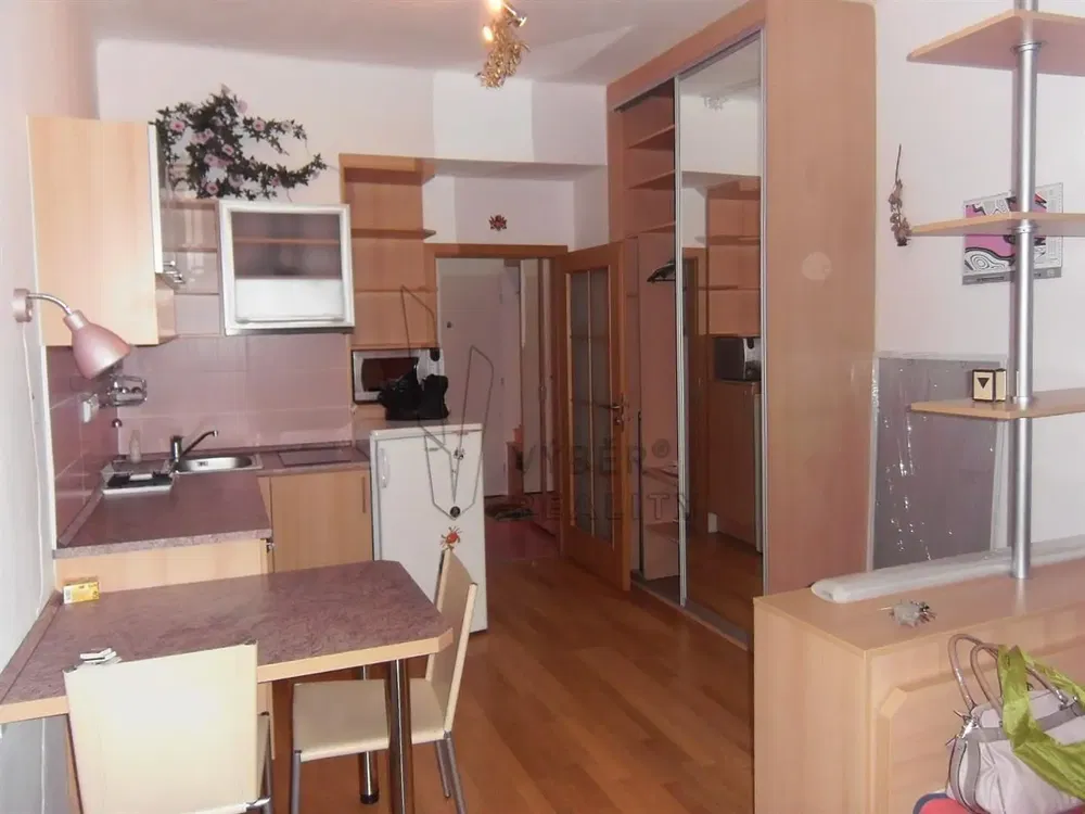 مطبخ; أرضية خشبية, أرضية من البلاط, ضوء طبيعي