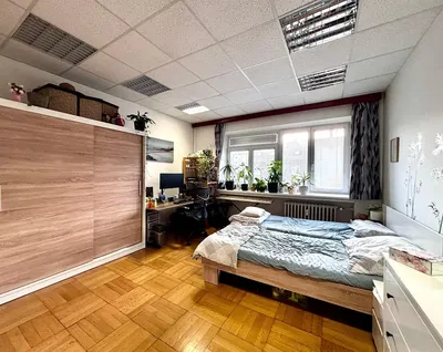 Спалня; дървен под, естествена светлина