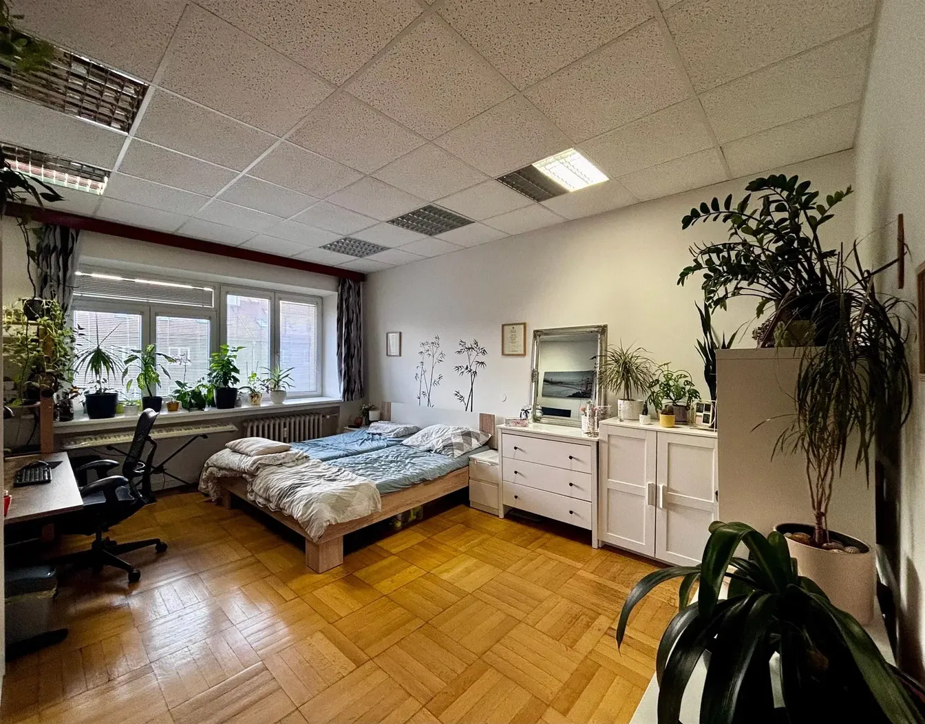 Спалня; естествена светлина, дървен под