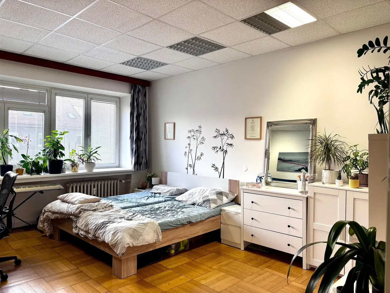 Спалня; естествена светлина, дървен под