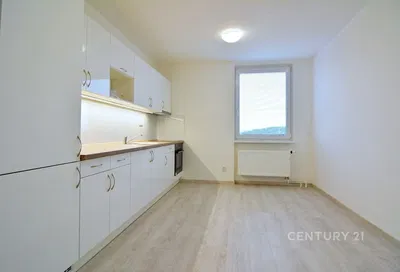 Cucina; luce naturale, ristrutturato, pavimento in piastrelle