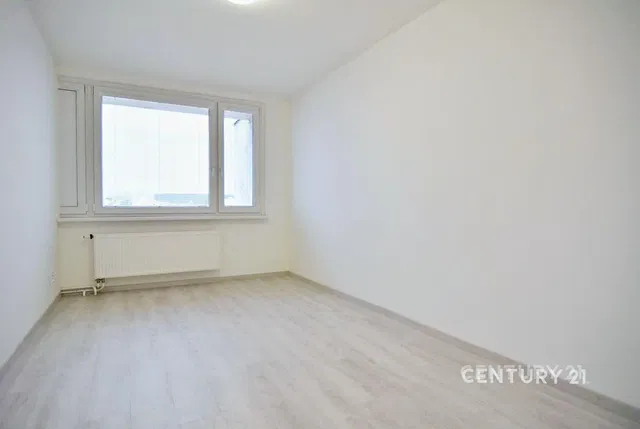 Camera da letto; luce naturale, pavimento in piastrelle, ristrutturato