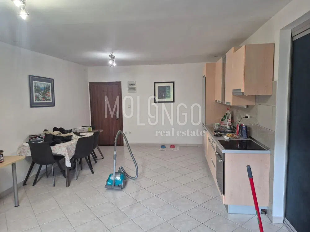 Cuisine; carrelage, nécessite rénovation