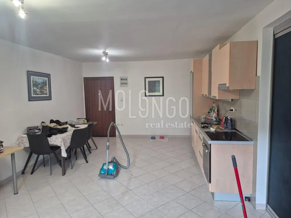 Cuisine; carrelage, nécessite rénovation