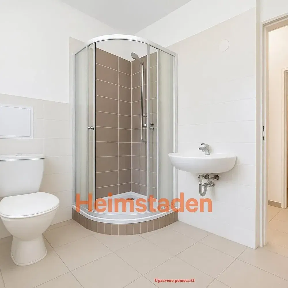 Badezimmer; fliesenboden, tageslicht, renoviert