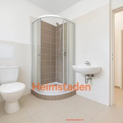 Badezimmer; fliesenboden, tageslicht, renoviert