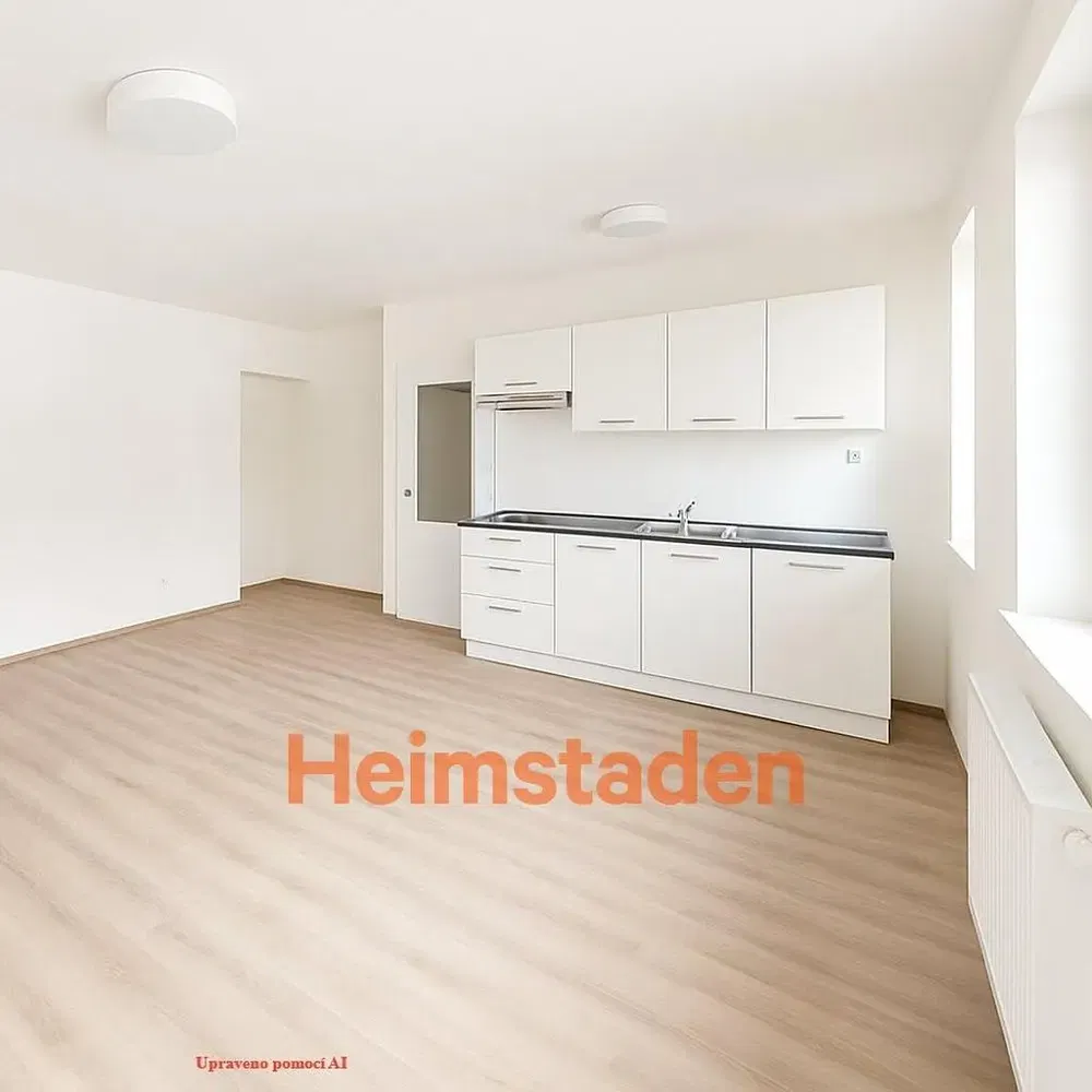 Kuhinja; drveni pod, prirodno svjetlo, renoviran