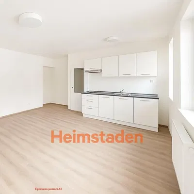 Kuhinja; drveni pod, prirodno svjetlo, renoviran