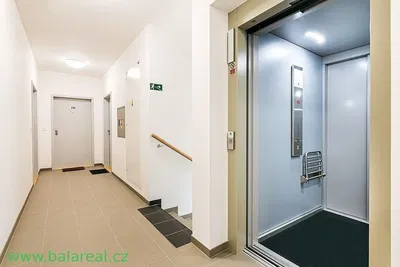 Altro; pavimento in piastrelle, soffitti alti