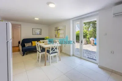 Дневна соба; поглед, плочице, природно светло