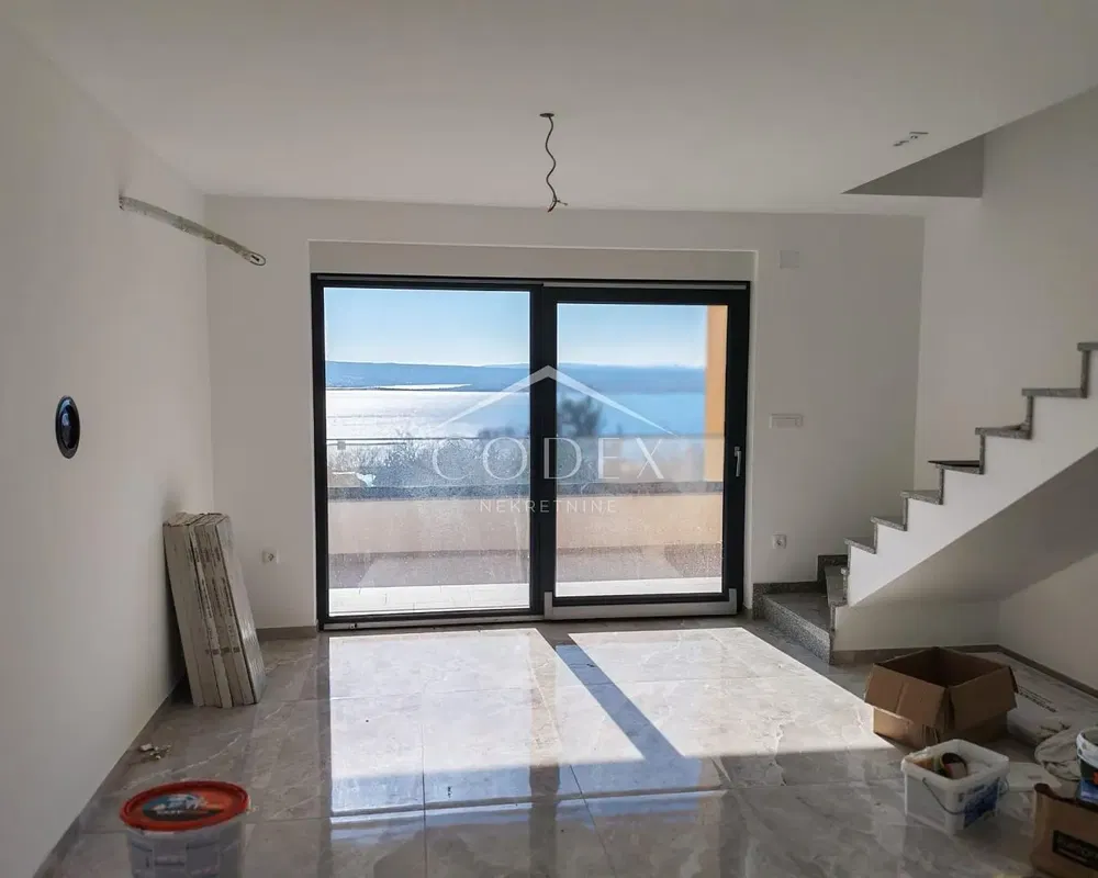 Dnevna soba; pogled, pločice, potrebna renovacija