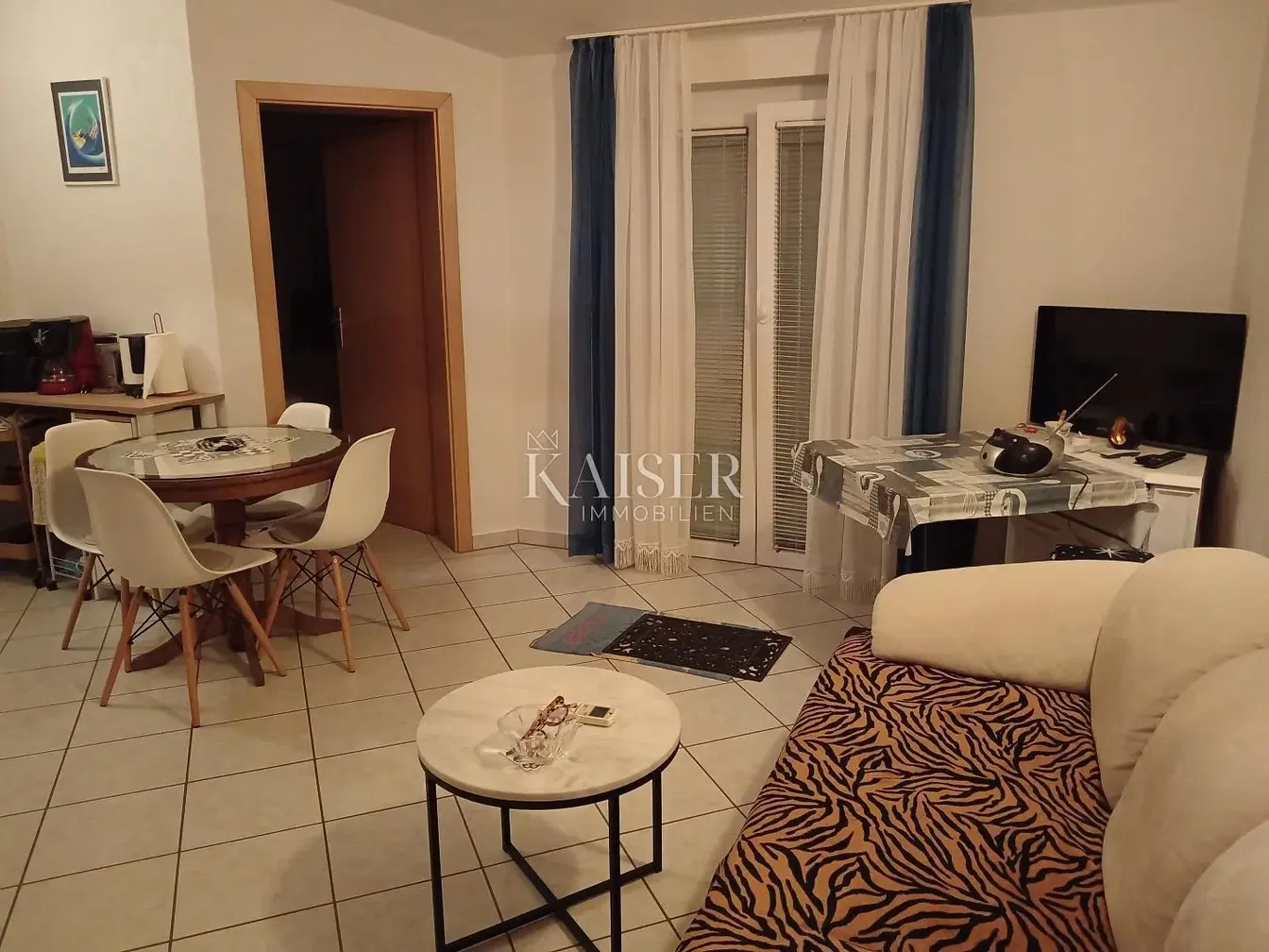 Dnevna soba; pločice, moderni stil