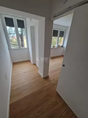 Дневна соба; дрвени под, природно светло, поглед