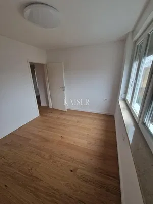 Спаваћа соба; дрвени под, природно светло