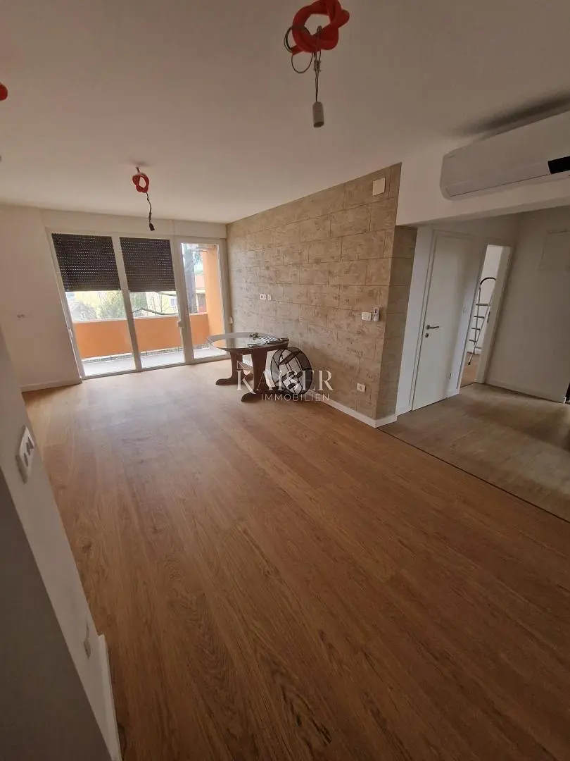 Дневна соба; дрвени под, поглед, природно светло