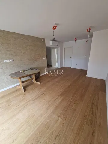 Dnevna soba; drveni pod, prirodno svjetlo