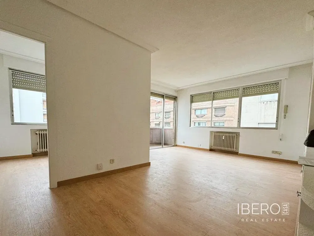 Дневна соба; природно светло, дрвени под