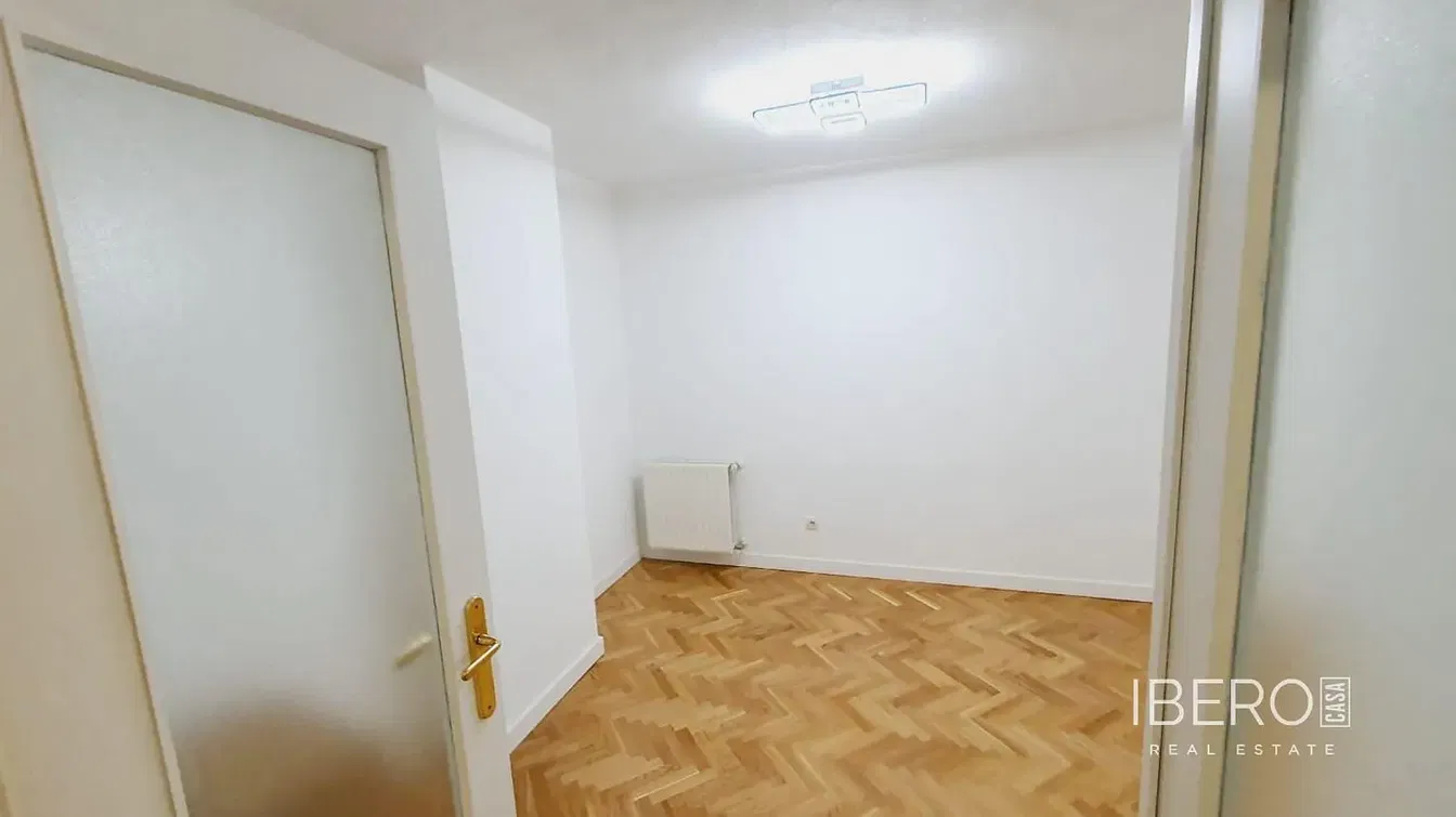 Спаваћа соба; дрвени под, природно светло