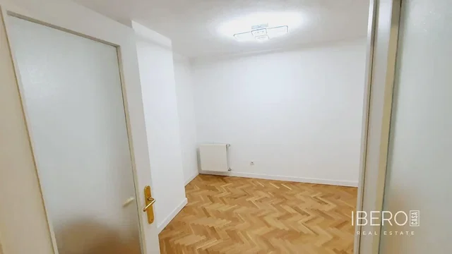 Spavaća soba; drveni pod, prirodno svjetlo