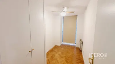 Соба; дрвени под, природно светло