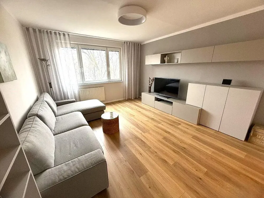 Wohnzimmer; tageslicht, holzboden, moderner stil