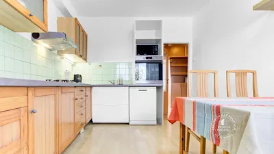 Mutfak; mutfak aletleri, fayans zemin, ahşap zemin, doğal ışık, modern stil