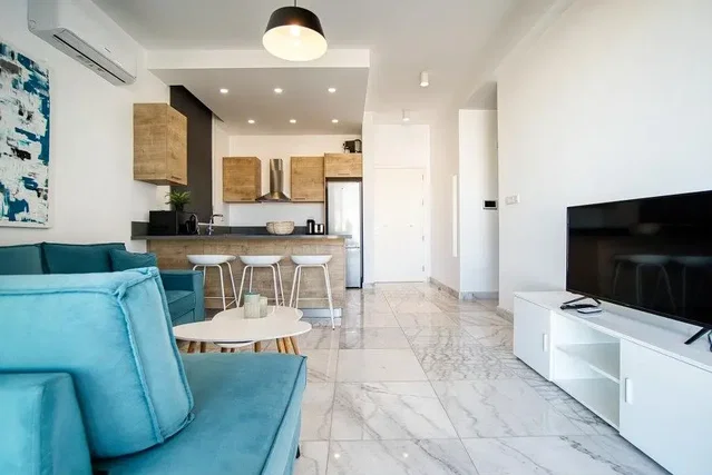 Soggiorno; luce naturale, pavimento in piastrelle, stile moderno, elettrodomestici