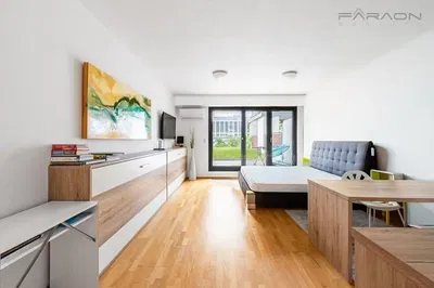 Bedroom; wood floor, natural light, modern style